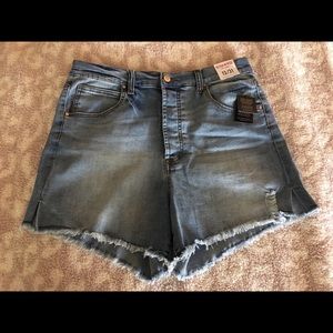 Celebrity Pink Button Up Shorts Size 13/31